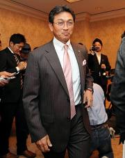 坂井オーナーとの会談を終え、笑顔を見せる真弓明信氏