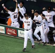 ラミレスの勝ち越し2点本塁打に、ベンチを飛び出しガッツポーズの原監督