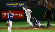 勝ち越し2点本塁打を放ちガッツポーズするラミレス