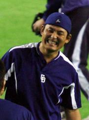 試合前の練習で、笑顔の川上