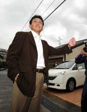 神戸市内の自宅に戻った真弓氏は、集まった報道陣を前に笑顔をみせる