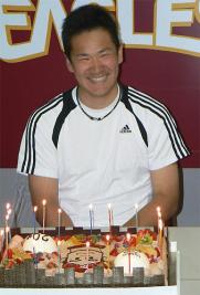 20歳のバースデーケーキを前にして笑顔を見せる楽天田中