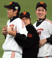 アップ中、東野にしがみつかれる内海。右は山口(撮影・田崎高広)