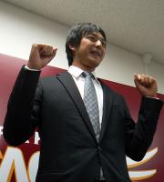 沢村賞受賞が決まり記者会見した岩隈は、喜びのガッツポーズ