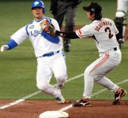 【西武－巨人】細川は滑り込むもタッチされアウト（撮影・田崎高広）
