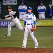 7回表巨人1死二、三塁、涌井は脇谷に2点適時三塁打を浴びぼうぜん