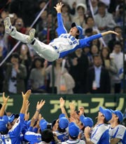 MVPの岸はセレモニー後、高々と胴上げされる(撮影・田崎高広)