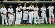 表彰式でベンチ前に整列する上原(右から4人目)ら巨人ナイン