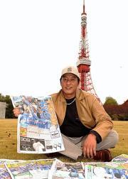 渡辺監督は東京タワーを背に西武日本一を報じるスポーツ各紙を前にご満悦