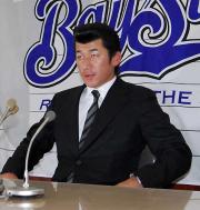 FA宣言をし会見の席に着く横浜三浦(撮影・酒井清司)