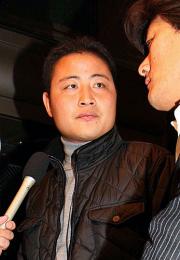 交渉のため、ヤクルト球団事務所を訪れた李恵践