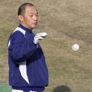 無表情のまま淡々とボールを受け取りながら投手陣にノックをする落合監督