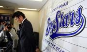 リーゼントで決めた三浦は横浜との最終交渉を終え球団旗の前で会見した