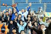 「琢朗から『ありがとう』の会」を開催した石井琢はファンと記念撮影する