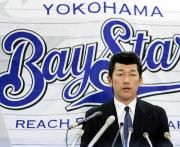 横浜残留を決意し緊張した表情で会見に臨む三浦(撮影・宇治久裕)
