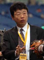 ０６年、巨人戦を訪れ選手と話す北村弁護士
