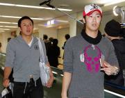 挙式に参列するためハワイに向かう川崎（左）と西岡（撮影・野上伸悟）