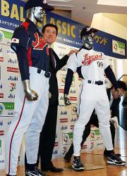 ＷＢＣ日本代表の新ユニホームを披露する原監督（撮影・野上伸悟）