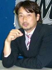 ロッテの大塚は契約更改終了後、笑顔で質問に応じる(撮影・鳥谷越直子)