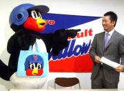出版の決まった本のＰＲを強要する球団マスコットのつば九郎（左）