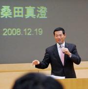 早大で講師を務めた桑田氏は身ぶり手ぶりを交えて熱く語る