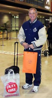 成田空港に到着したバレンタイン監督(撮影・浜本卓也)