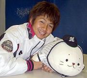 「しろたん」とのコラボ抱き枕発売が決まり笑顔を見せるロッテ唐川