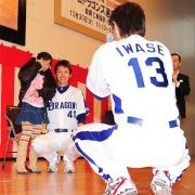 岩瀬はカメラマンとなってファンと浅尾を記念撮影（撮影・清水貴仁）