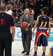 bjリーグ福岡対大阪で始球式を務めるソフトバンク小久保
