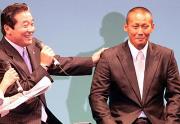 梨田監督（左）からツッコミを受け、顔をこわばらせる中田