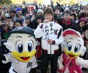 ファンとイベントを楽しんだロッテ唐川。今年の目標を書き初めで表した