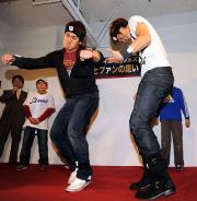 片岡（左）と涌井は、歩数計をつけ体を激しく動かす（撮影・山崎哲司）