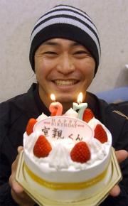 27歳の誕生日を迎えたヤクルト青木は、ケーキを手に笑顔を見せる