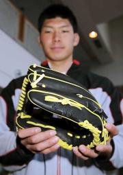 入寮した巨人大田のグラブには「夢55」と刺しゅうがされていた