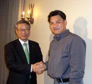 井口(右)はロッテ瀬戸山球団社長と初交渉を終えて笑顔で握手