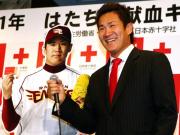楽天田中は、自身のパネルにインタビューする(撮影・浅見桂子)