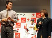 トークショーを行った吉田えりは楽天田中を熱いまなざしで見つめる