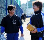 工藤(左)は小林と談笑しながら引き揚げる