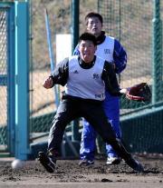 舌を出しながら内野ノックを受ける大田