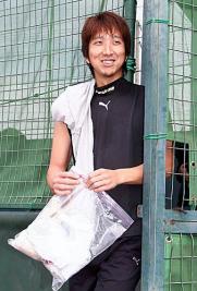 ブルペンでピッチングを行い笑顔で引き揚げる藤川