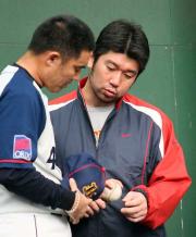 オリックス秋季キャンプで臨時コーチとして菊地原を指導する野茂氏