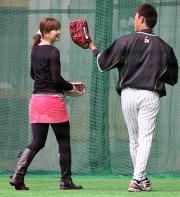 室内練習場で桧山(右)と談笑するバドミントンの潮田玲子
