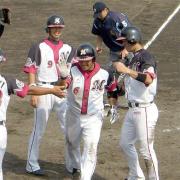 ロッテ井口（右から２人目）は２日連続本塁打を放ちナインに祝福される