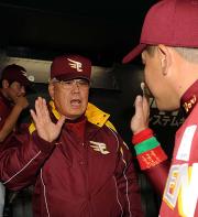 開幕連勝し中村紀を迎える野村監督(撮影・水谷安孝)