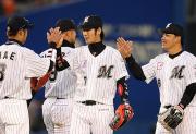 西武を下し勝利のハイタッチをする、左からロッテ今江、福浦、西岡、井口