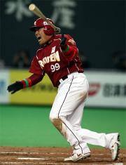 延長11回表楽天1死二塁、勝ち越しの適時二塁打を放つ中村紀