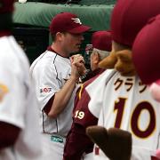 初勝利を挙げたラズナー(左)は野村監督とがっちり握手する