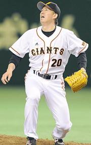 ９回表、和田に勝ち越しの本塁打を浴び崩れ落ちる豊田