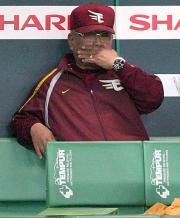 田上の右越え適時三塁打で同点に追いつかれ、ベンチで渋い表情の野村監督