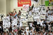 19日のソフトバンク戦で横断幕を掲げメッセージを送るロッテファン